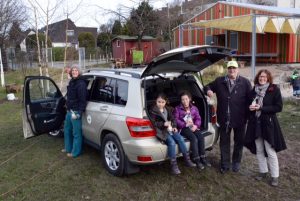 Foto: Andreas Schmitter / *"Childrens Taler startet nach Schweden*, am Abenteuerspielplatz "Zum Kirschbäumchen", Siedlung Daheim; vl: Miriam Hartmann, Jürgen Schulz-Wachler, Andrea Weyer/Kinderschutzbund